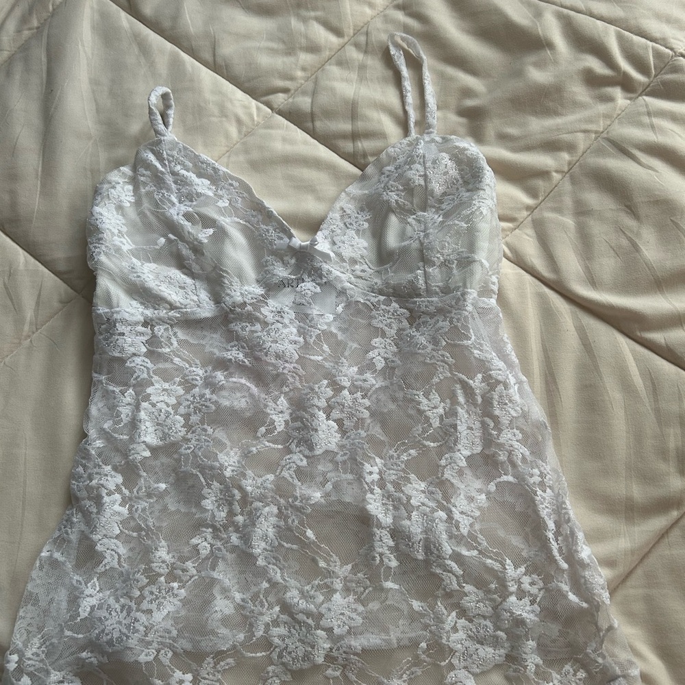 Chic White Lace Chemise